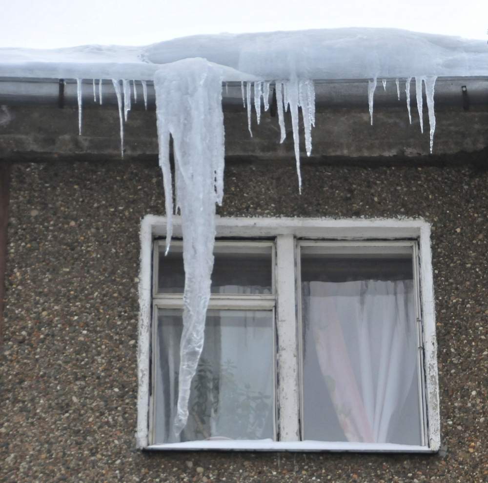 Кировчанка, пострадавшая от падения снежной глыбы с крыши, отсудила 60 тысяч рублей.