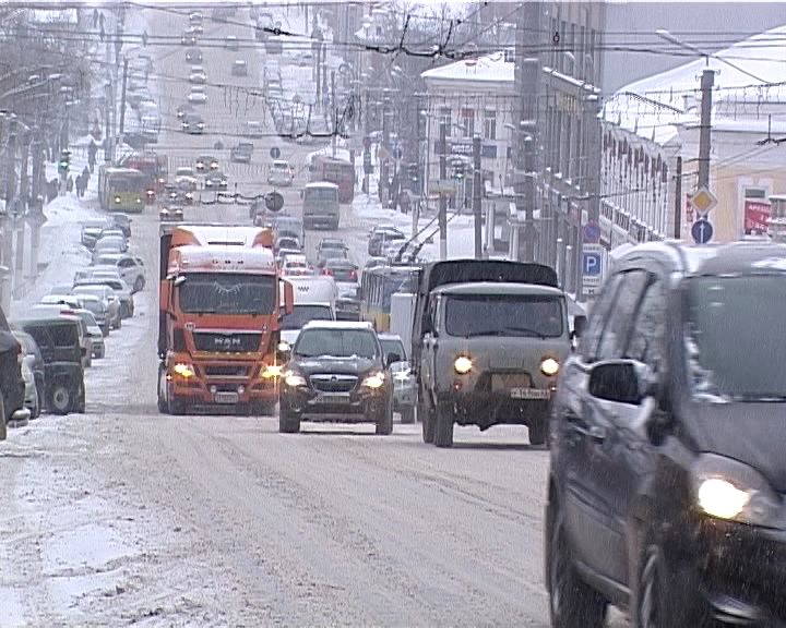 Снегопад вновь оказался неожиданностью для кировских коммунальщиков