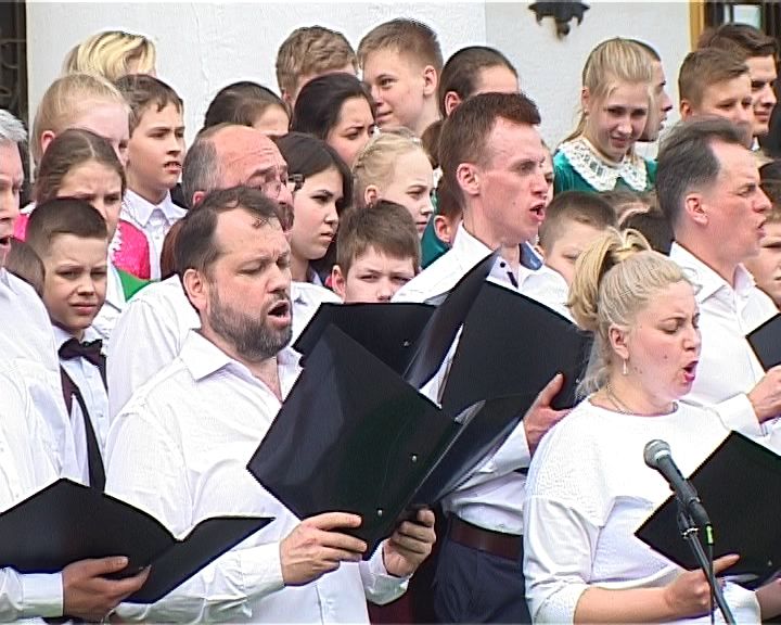 День славянской письменности отметили хоровым пением на театральной площади