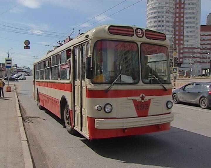 Митинг в Парке Победы. Ретро троллейбус 1970 года выпуска