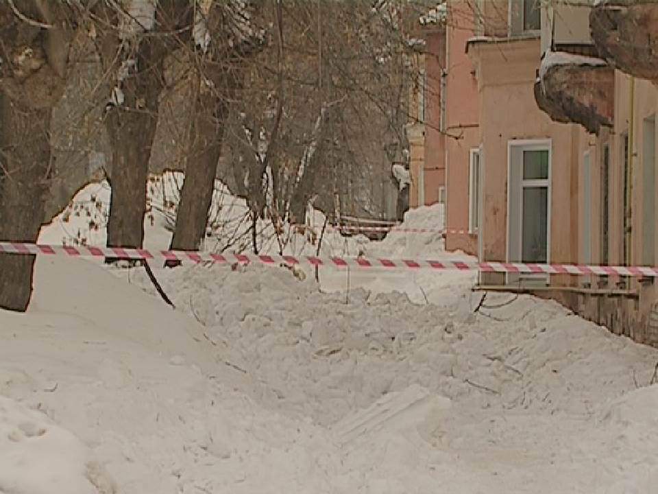 В Кирове 8-летний мальчик попал под снежную лавину: ребенок госпитализирован.