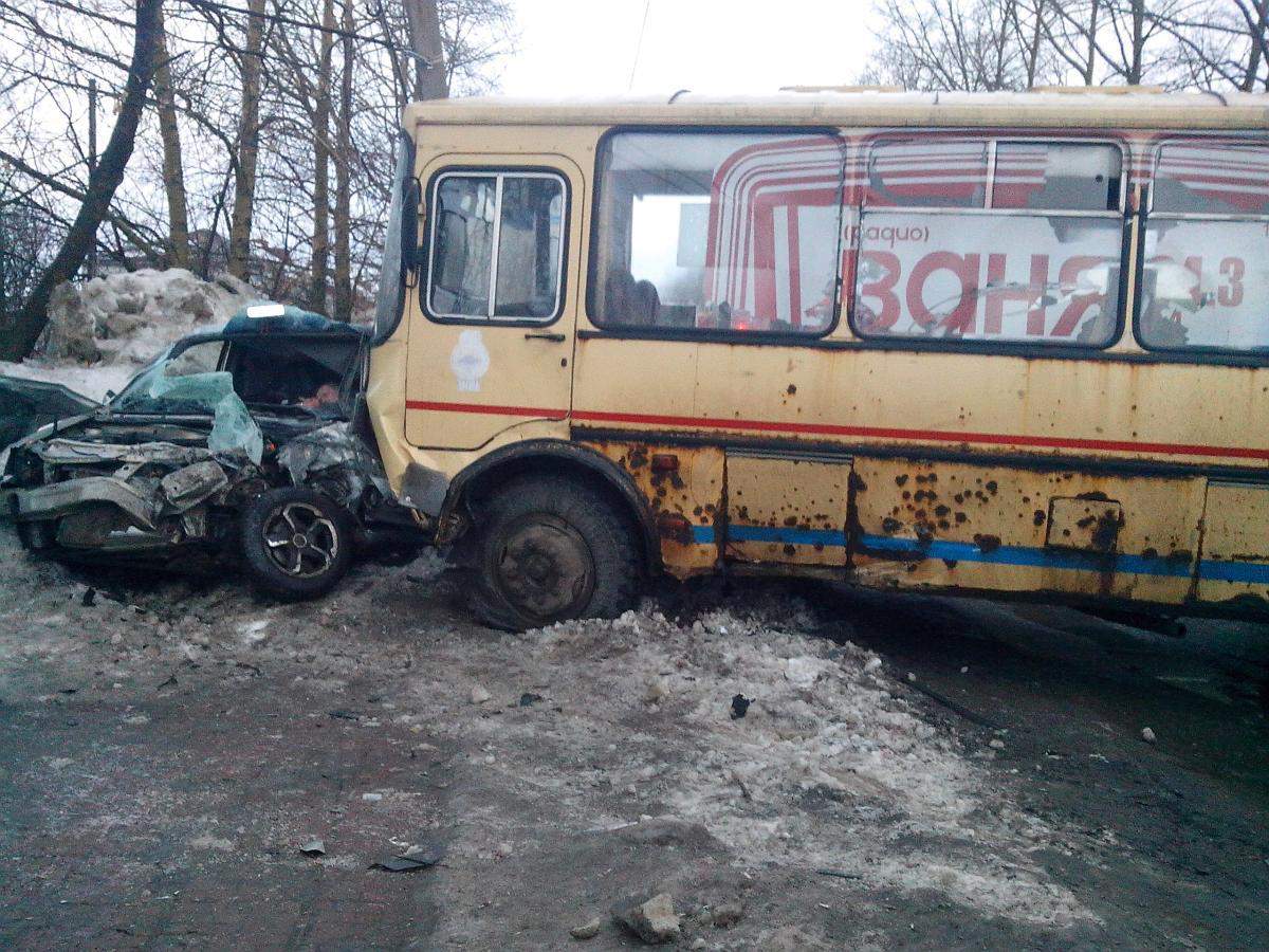 В Кирове ПАЗик врезался в RЕNАULТ LОGАN: есть пострадавшие.