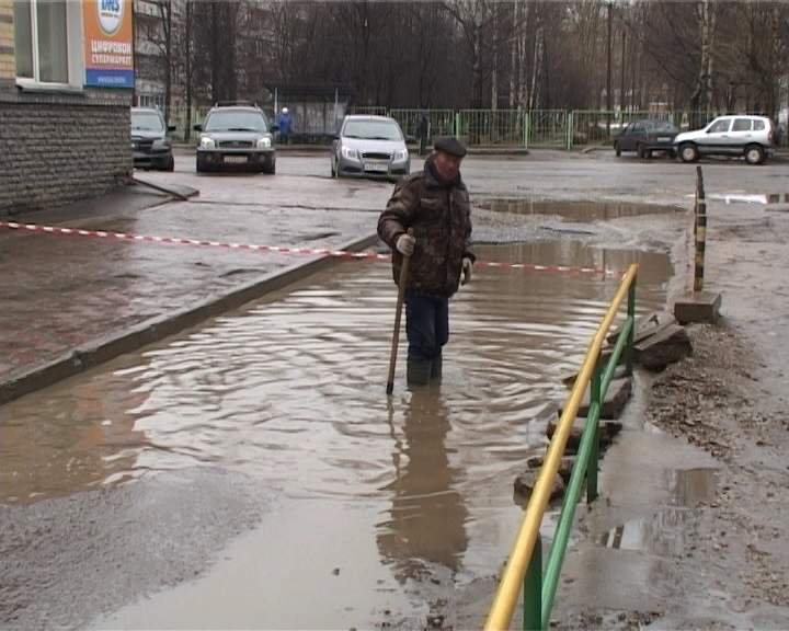 «Наводнение» во дворе дома на Воровского, 110