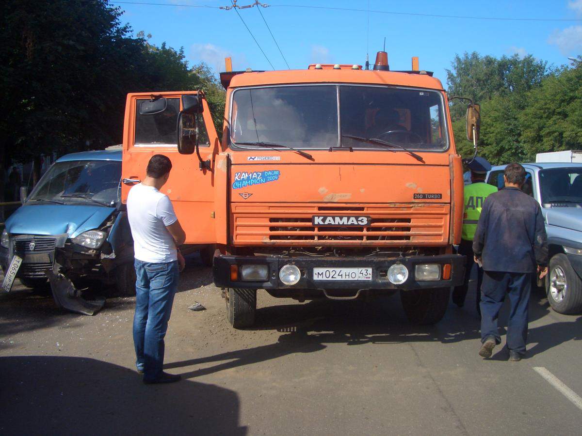 В Кирове столкнулись КАМАЗ и ГАЗ-2217.