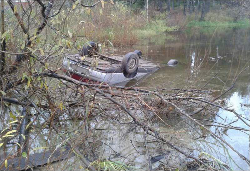 В Белохолуницком районе в реке утонул ВАЗ-2110: 1 погибший и 4 травмированных.