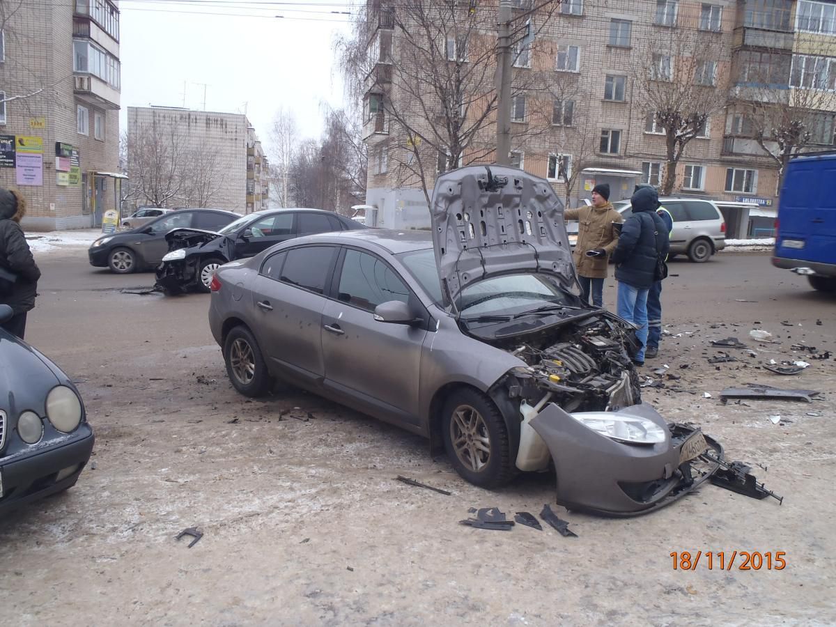 На улице Щорса столкнулись две иномарки.