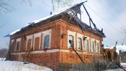 В Уржумском районе жители деревни всем миром спасали горящий дом.