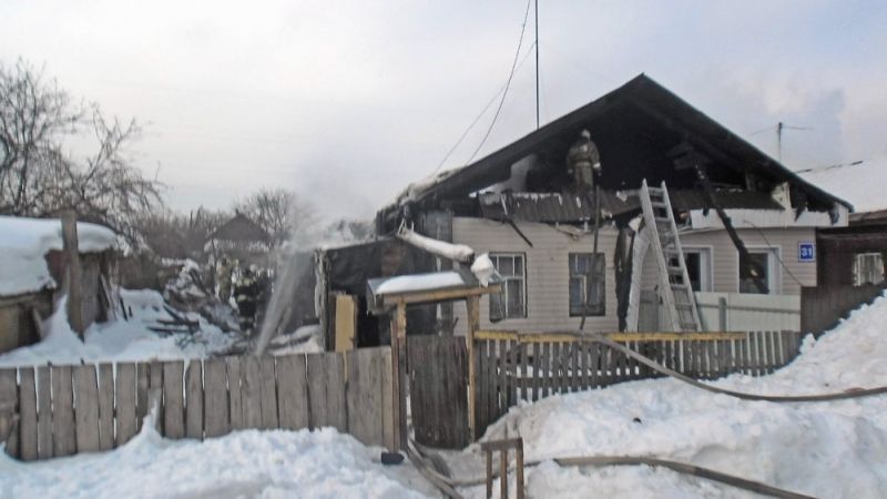 В Нововятском районе пожарные спасли из огня двух взрослых и трех детей.