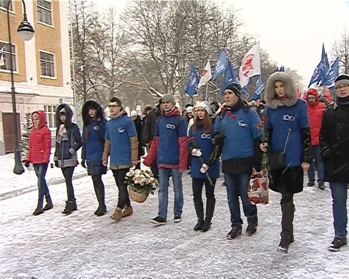 Возложение цветов у Вечного огня