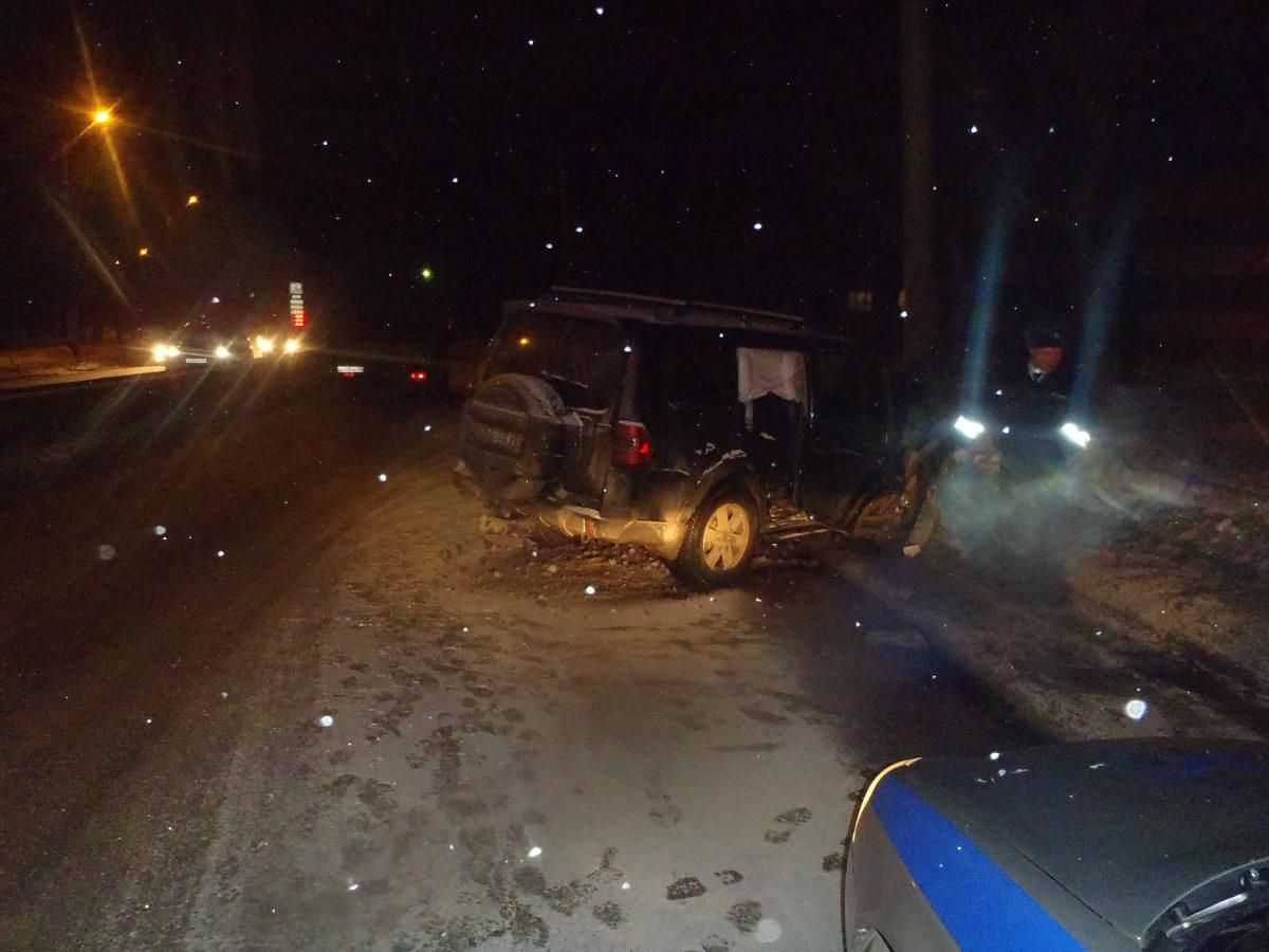 На улице Производственной иномарка врезалась в опору ЛЭП: пострадали два ребенка-пассажира.