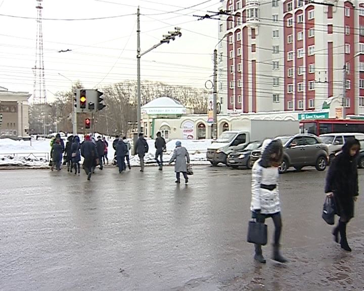 Неудобный светофор в центре Кирова на перекрестке улиц Ленина и Воровского