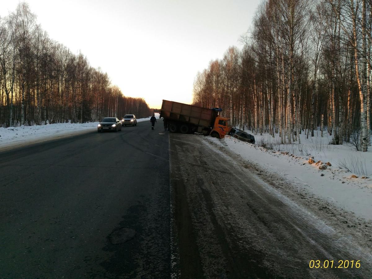 В Юрьянском районе КАМАЗ врезался в «Киа Соренто»: есть пострадавшие.