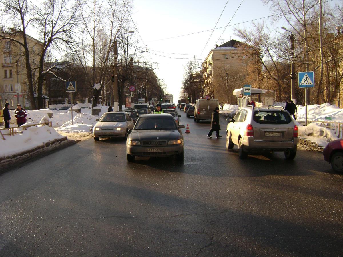 На улице Преображенской иномарка сбила пятилетнюю девочку.