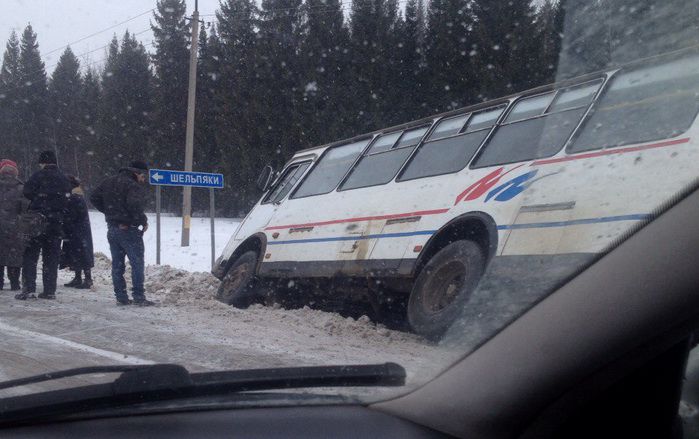 В Нововятском районе в кювет съехал автобус.