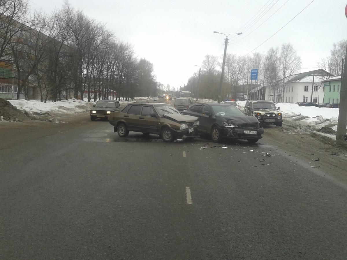 В Котельничском районе столкнулись ВАЗ-21099 и «Шкода Октавия»: есть пострадавшие.