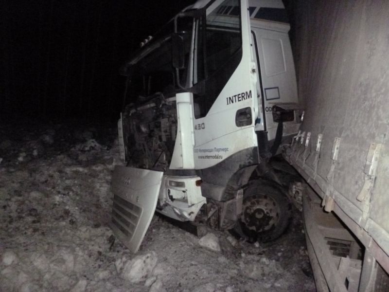 В Слободском районе легковой автомобиль залетел под фуру: есть пострадавшие.