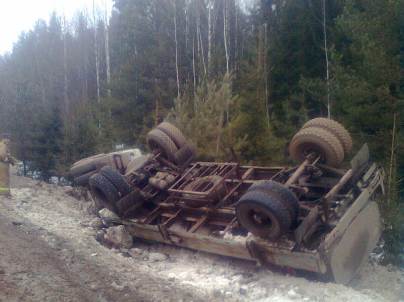 В Куменском районе в кювет улетел КАМАЗ.