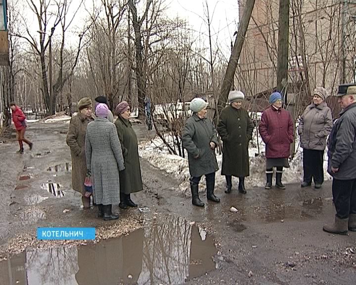 Жители одного из домов в Котельниче борются с сезонным наводнением в подвале