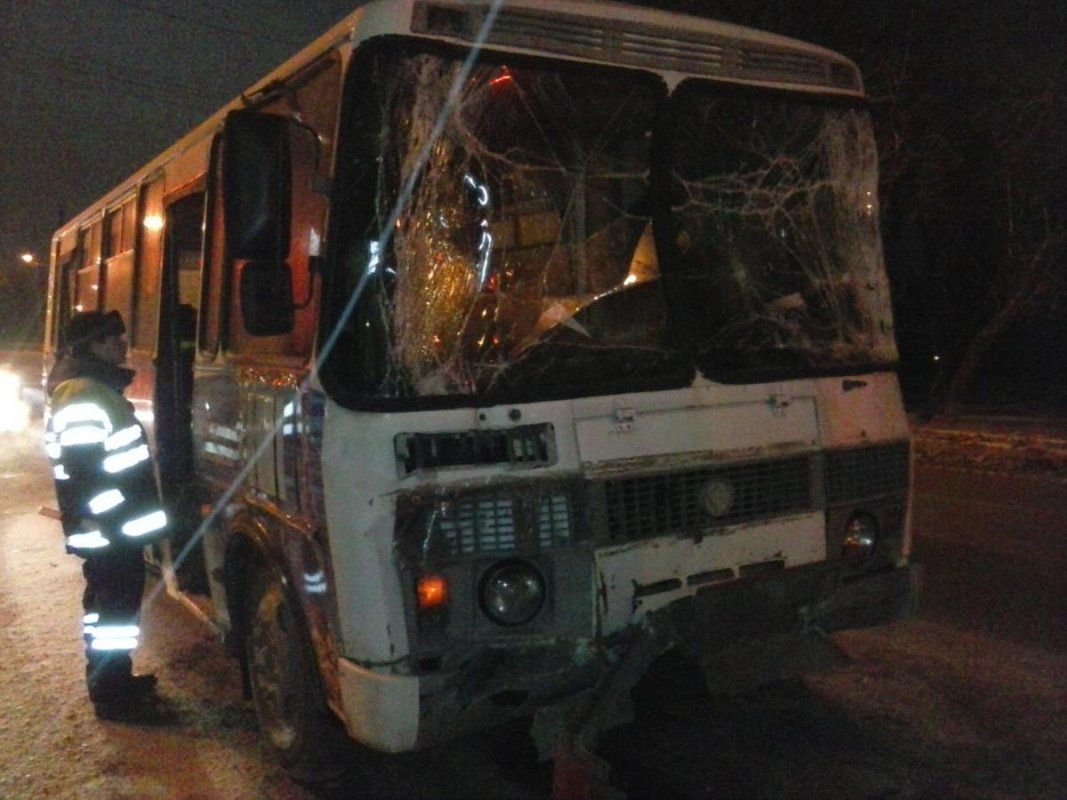 В Нововятском районе при столкновении двух автобусов пострадали четыре человека.