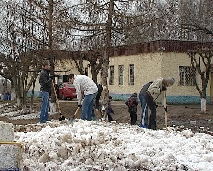 В Нововятском районе стартовала череда субботников