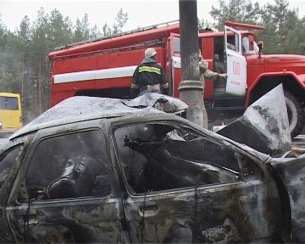 В п. Мирный в гаражном боксе сгорели два автомобиля.