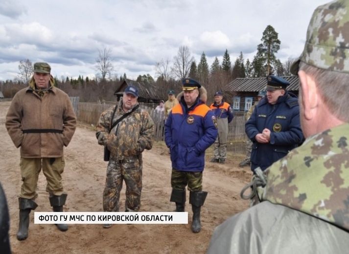 Владимир Климов и Михаил Лихачёв в поселке Максимовском Кильмезского района