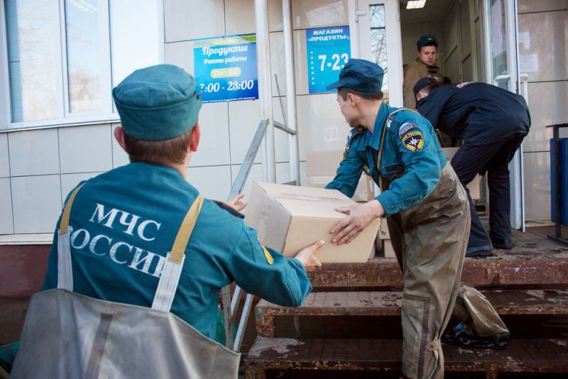 В затопленном паводком микрорайоне КМДК г. Кирова начали выдавать гуманитарную помощь.