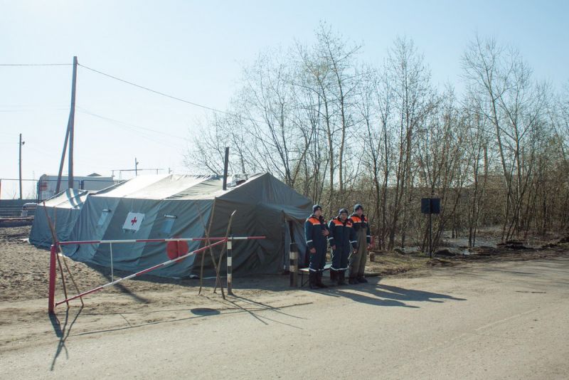 В затопленных Вересниках и КМДК спасатели развёрнули временный медпункт.