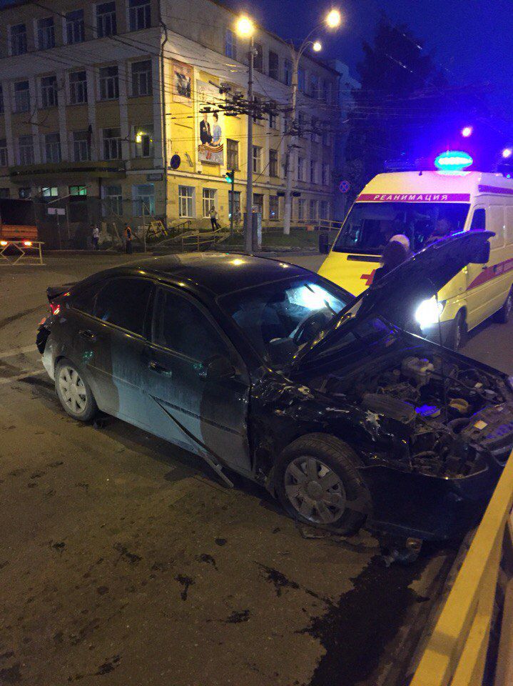 На перекрестке Карла Маркса и Воровского «Шевроле Лачетти» врезался в «БМВ»: двое пострадавших.