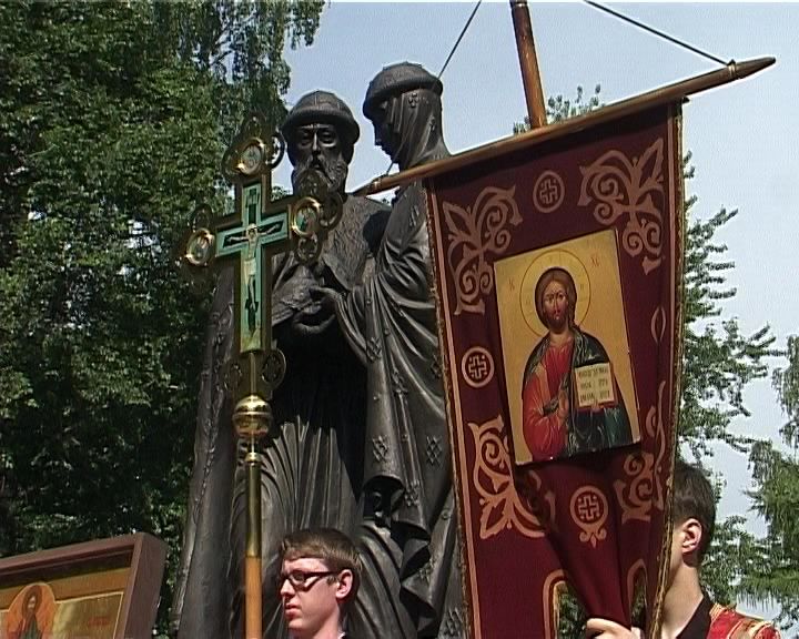 Крестный ход в честь святых Петра и Февронии