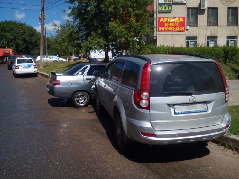 В Кирове иномарка протаранила ВАЗ-2110.