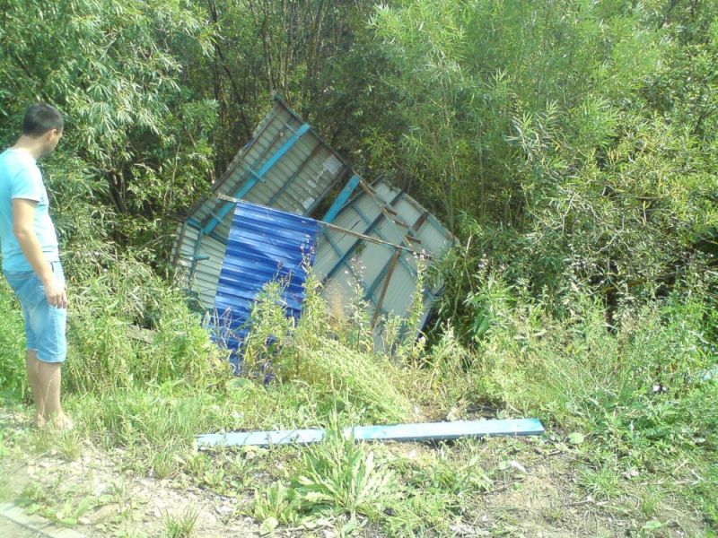 В Слободском районе грузовик снес остановку.