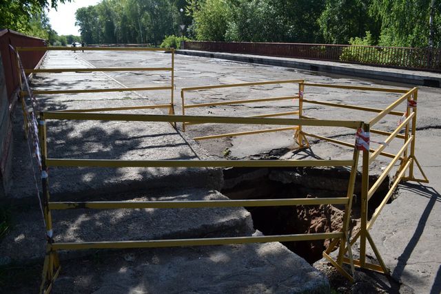 В Кирово-Чепецке образовался провал на мосту к Вятской набережной