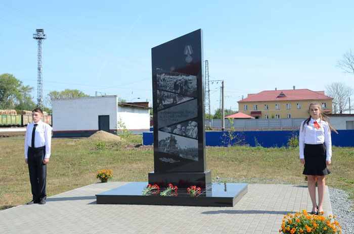 В Зуевке открыли памятник труженикам тыла.