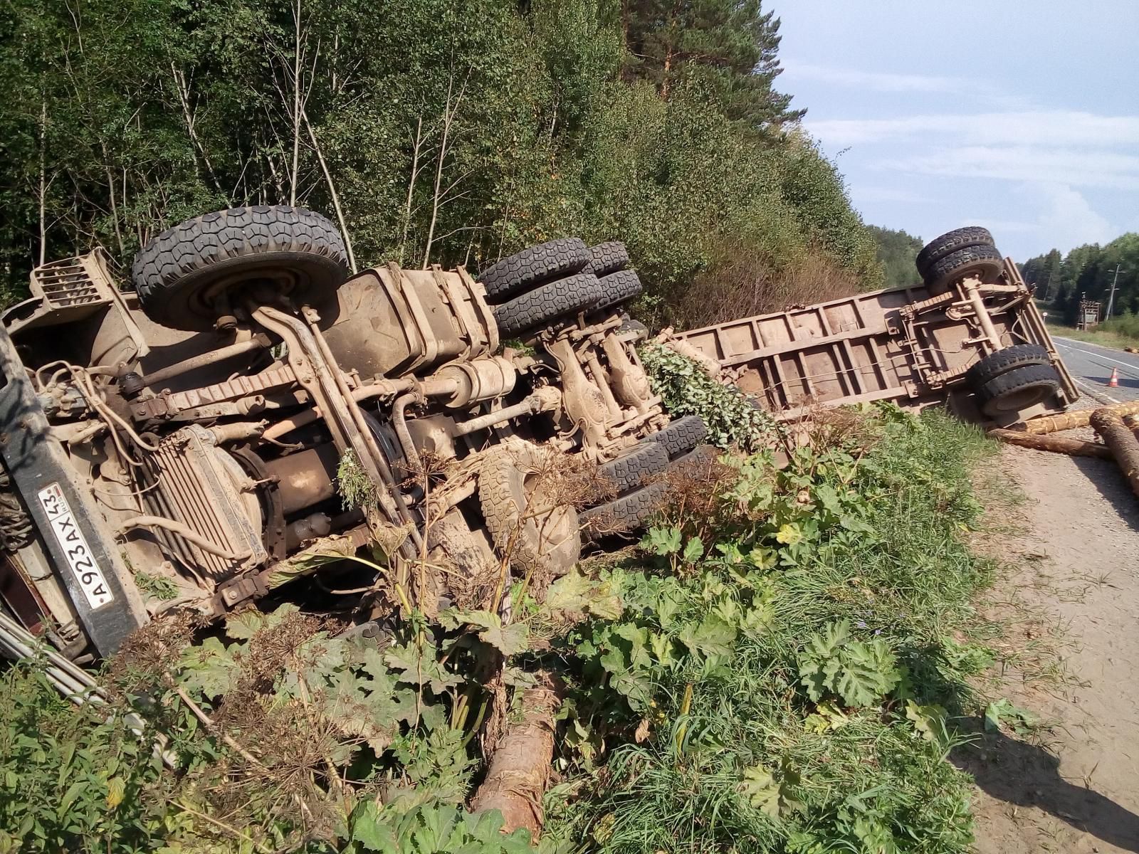 В Слободском районе в кювет улетел лесовоз.