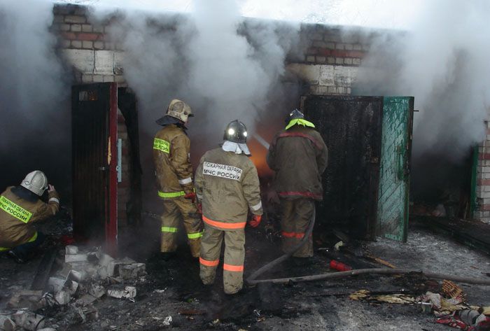 В Кирове ночью сгорели гаражный бокс и ангар.