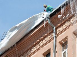 В Кирове снежная глыба упала с крыши на ребенка