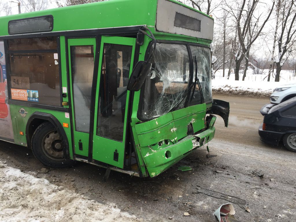 В Кирове столкнулись два автобуса