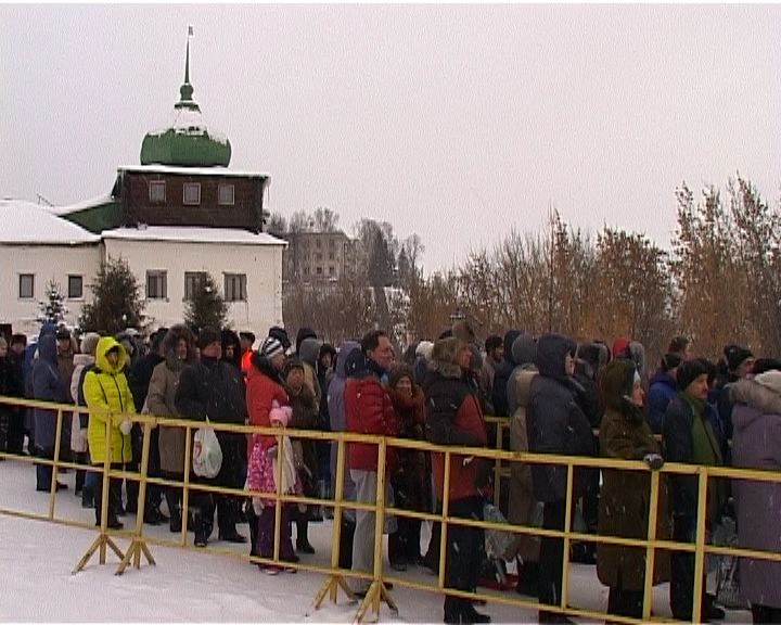 Кировчане стоят за крещенской водой