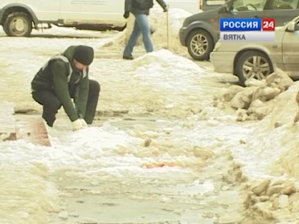 В Кирове возбудили уголовное дело по факту гибели женщины от упавшей с крыши наледи (ВИДЕО).