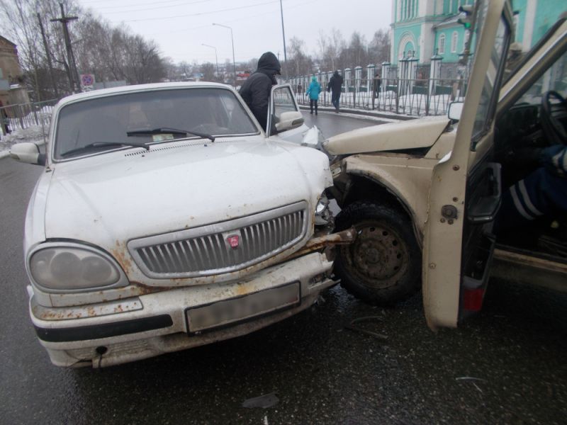 В Яранском районе столкнулись четыре автомобиля.