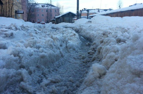 В Кирове работников дорожной службы обязали фотографировать очищенные тротуары.