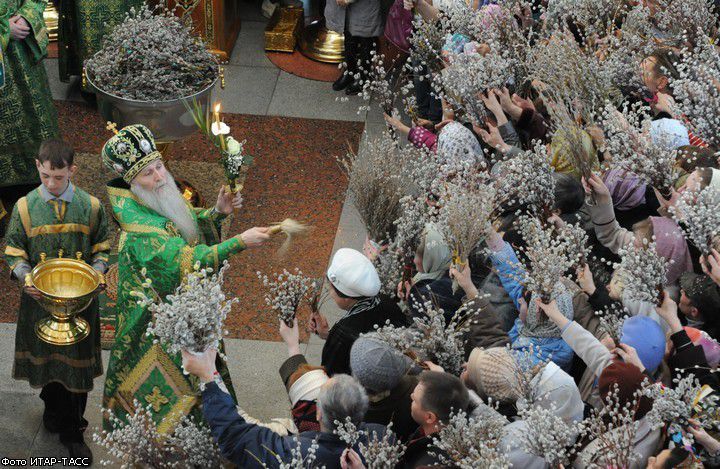 В храмах Кирова православные верующие встретили Вербное воскресенье.