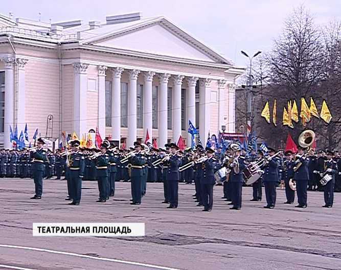 9 мая Театральную площадь будут осушать с помощью спецтехники.