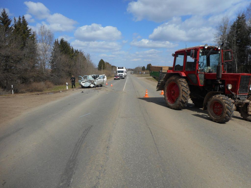 В Котельничском районе иномарка врезалась в трактор.