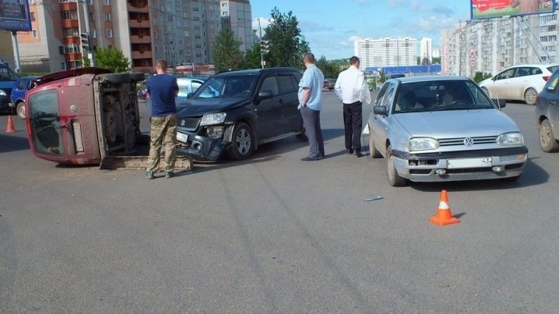 В Кирове столкнулись три иномарки.