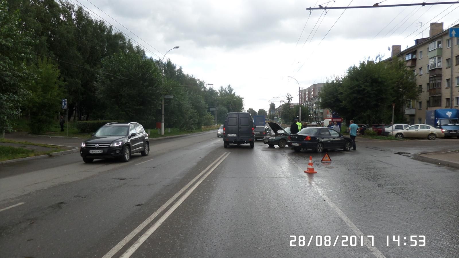 На Октябрьском проспекте ВАЗ-2110 врезался в иномарку.