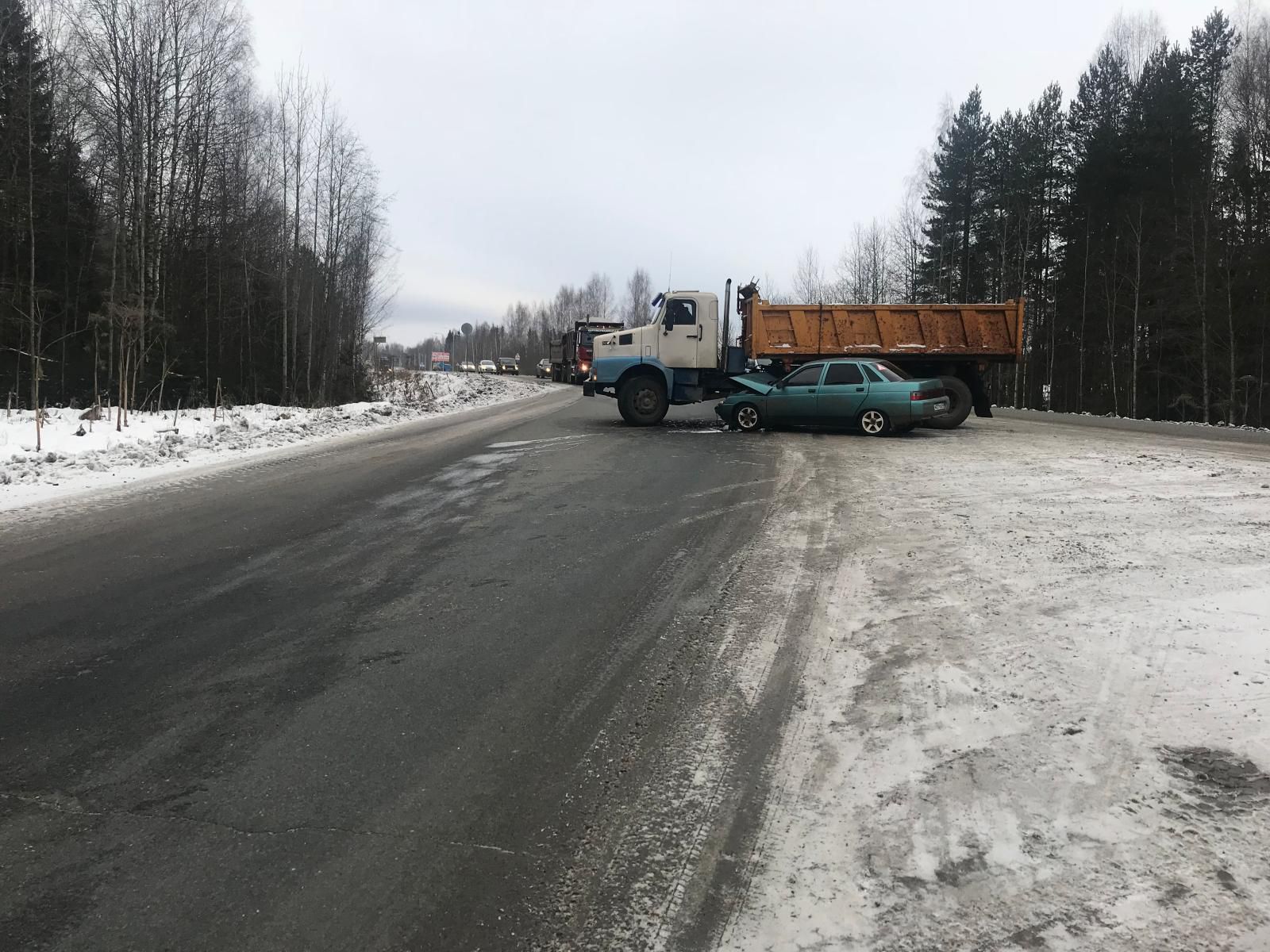 На автодороге Киров-Советск грузовик 