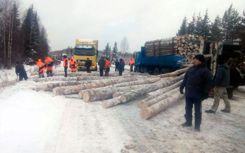 Сотрудники ГИБДД помогли водителям в снегопад.