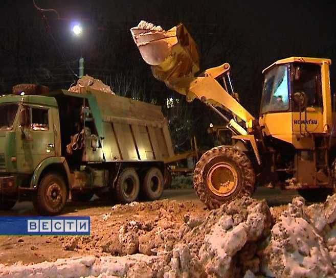 В Кирове ночью спилили опасный швеллер на улице Грибоедова